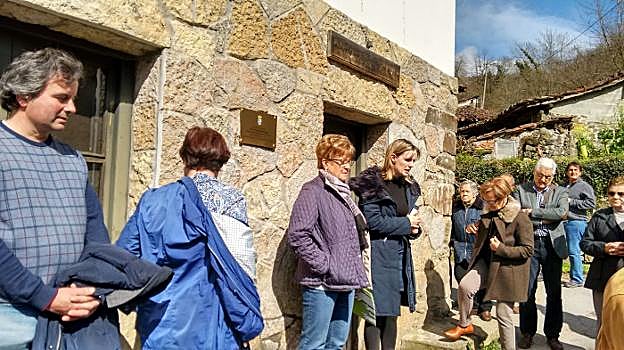 Descubrimiento de la placa en memoria de Ana Gallinar, fallecida el pasado noviembre, en la sede de la Asociación de Mayores de Ponga, en San Juan de Beleño. 