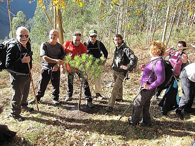 El presidente del grupo de montaña San Nicolás, Arturo Larroza (tercero por la derecha, junto a dos mujeres).