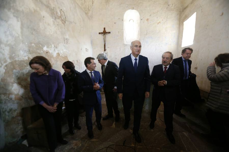 El secretario de Estado de Cultura, Fernando Benzo, y el consejero de Educación y Cultura del Principado de Asturias, Genaro Alonso, han presentado hoy, en la Iglesia de San Miguel de Lillo (Oviedo), el proyecto de restauración de las pinturas y revestimientos murales de San Miguel de Lillo. En el acto han estado acompañado por Víctor Manuel Cedrón, delegado Diocesano de Bienes Culturales
