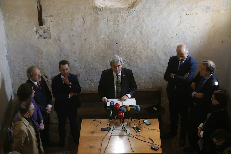 El secretario de Estado de Cultura, Fernando Benzo, y el consejero de Educación y Cultura del Principado de Asturias, Genaro Alonso, han presentado hoy, en la Iglesia de San Miguel de Lillo (Oviedo), el proyecto de restauración de las pinturas y revestimientos murales de San Miguel de Lillo. En el acto han estado acompañado por Víctor Manuel Cedrón, delegado Diocesano de Bienes Culturales