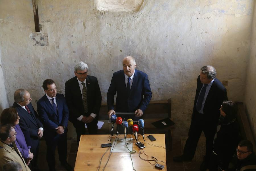 El secretario de Estado de Cultura, Fernando Benzo, y el consejero de Educación y Cultura del Principado de Asturias, Genaro Alonso, han presentado hoy, en la Iglesia de San Miguel de Lillo (Oviedo), el proyecto de restauración de las pinturas y revestimientos murales de San Miguel de Lillo. En el acto han estado acompañado por Víctor Manuel Cedrón, delegado Diocesano de Bienes Culturales
