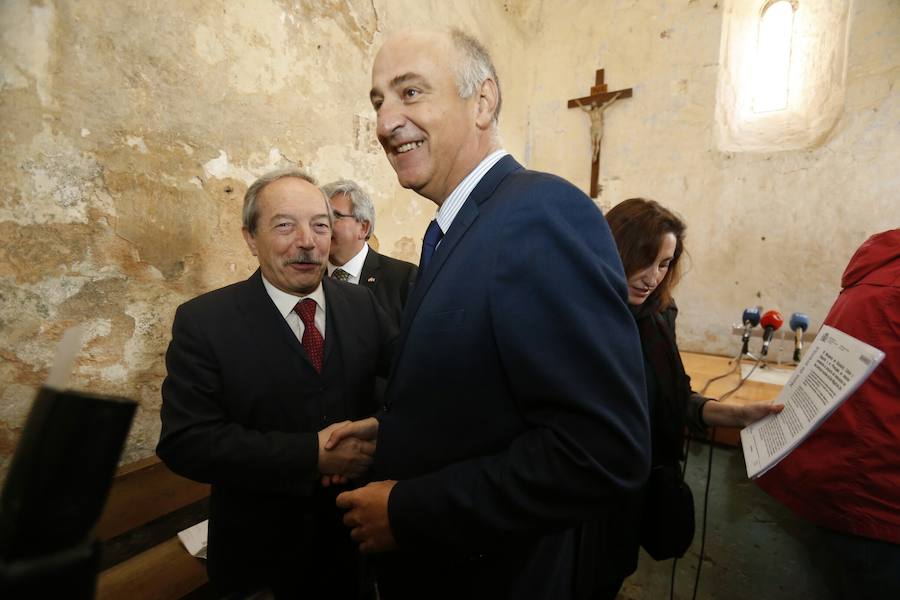 El secretario de Estado de Cultura, Fernando Benzo, y el consejero de Educación y Cultura del Principado de Asturias, Genaro Alonso, han presentado hoy, en la Iglesia de San Miguel de Lillo (Oviedo), el proyecto de restauración de las pinturas y revestimientos murales de San Miguel de Lillo. En el acto han estado acompañado por Víctor Manuel Cedrón, delegado Diocesano de Bienes Culturales