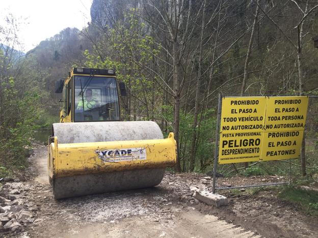 Una máquina sale del paso provisional, que se está acondicionando para ser utilizado por todos . 