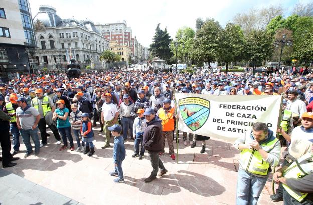 Cientos de aficionados a la caza defendieron ayer su «forma de vida» en pleno centro de Oviedo. 