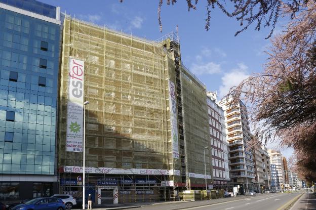 Obras en la fachada de uno de los edificios del Muro, en el número 11 de Rufo García Rendueles. 