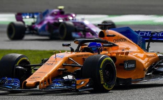El McLaren número 14 de Fernando Alonso, durante el Gran Premio de china. 