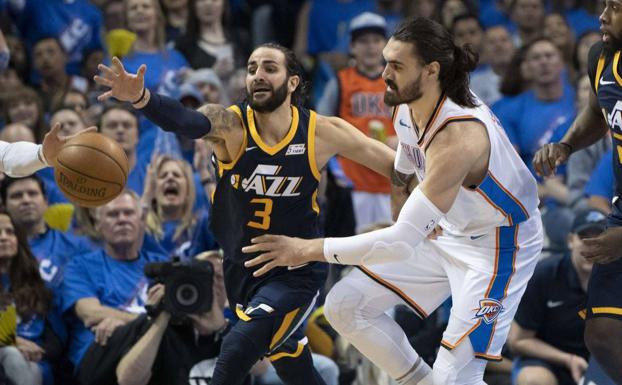 Ricky Rubio lucha por conseguir el balón ante Steven Adams.