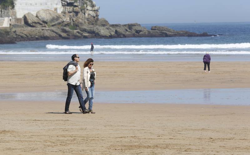 Fotos: Gijón, dispuesto a disfrutar del sol y del calor