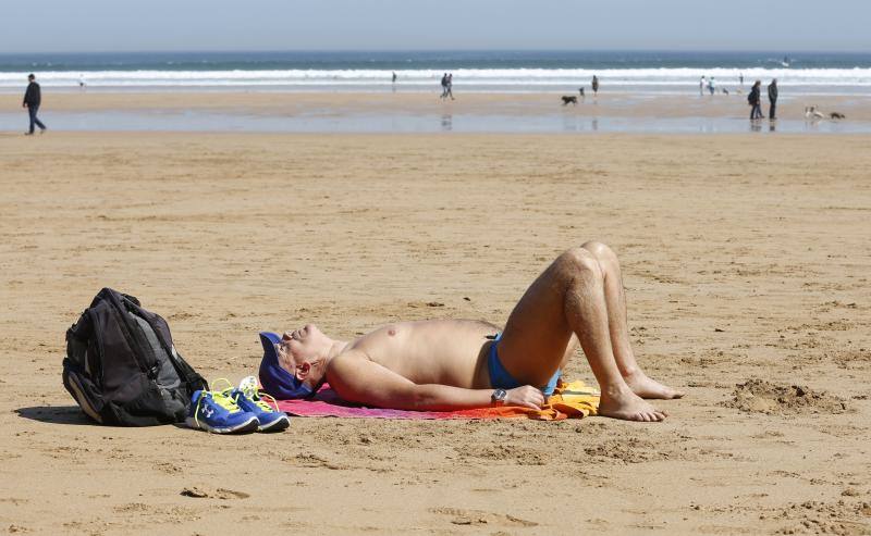 Fotos: Gijón, dispuesto a disfrutar del sol y del calor