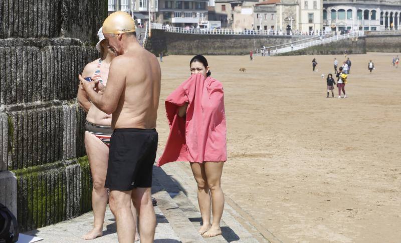 Fotos: Gijón, dispuesto a disfrutar del sol y del calor