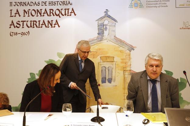 López Alsina, en el centro, antes de la charla. 