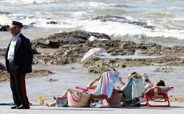 Un grupo de mujeres, disfrutando de la jornada de calor en la playa de San Lorenzo de Gijón.