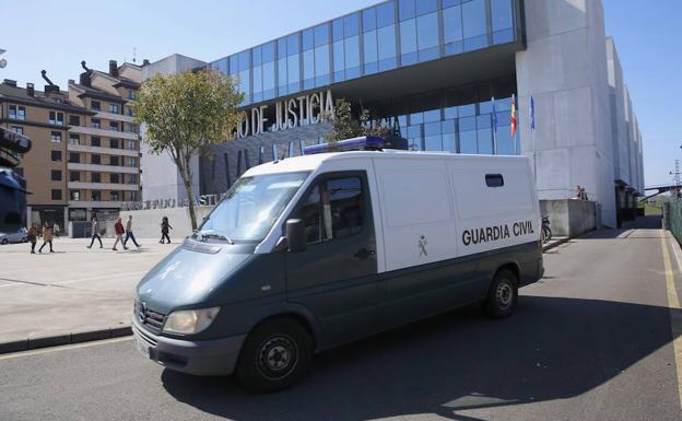 Javier Ledo, en el furgón saliendo de los juzgados.