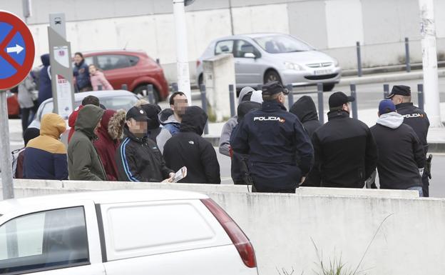 Varios ultras, tras comparecer en el juzgado de Gijón