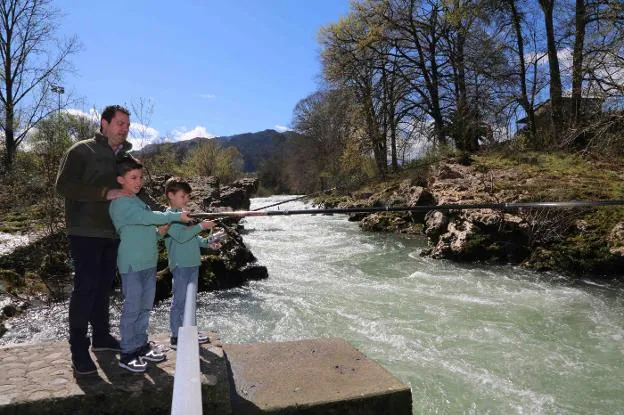 'El Marqués' y sus hijos pequeños, Mauro y Gustavo, en el coto Golondroso, en el río Sella. 