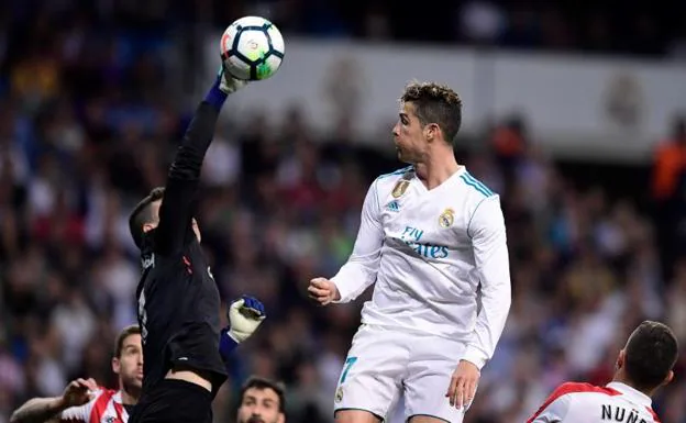 Kepa despeja un balón frente a Cristiano Ronaldo.