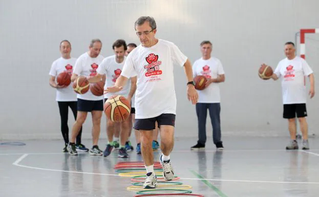 Imagen. Los participantes realizaron ejercicios con el balón. 