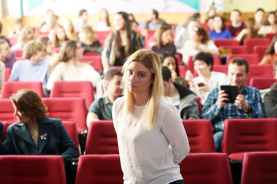 Lucía Fernández, trabajadora sexual y estudiante de Derecho, habla sobre prostitución y derechos laborales en unas jornadas organizadas por la Universidad de Oviedo.