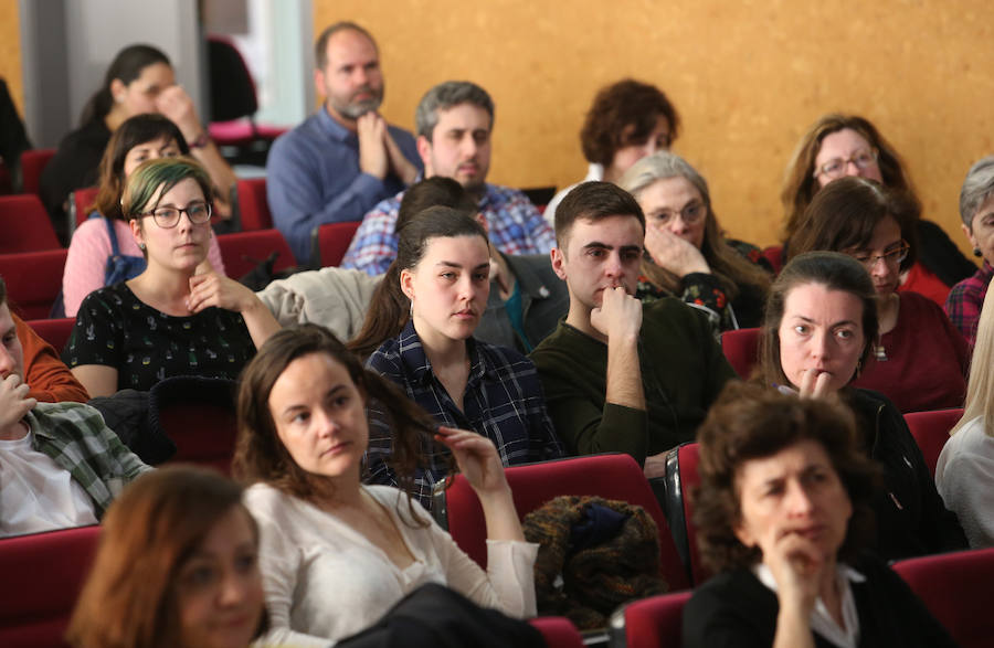 Lucía Fernández, trabajadora sexual y estudiante de Derecho, habla sobre prostitución y derechos laborales en unas jornadas organizadas por la Universidad de Oviedo.