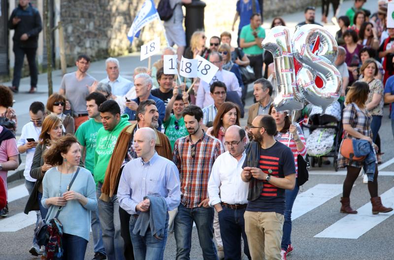 Centenares de docentes se han manifestado en las calles de Oviedo para pedir la vuelta a las 18 y 23 horas lectivas en Secundaria y Primaria, vigentes hasta la aprobación del decreto de racionalización del gasto público en 2012. 