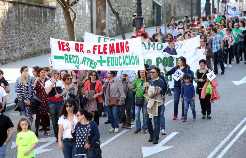 Centenares de docentes se han manifestado en las calles de Oviedo para pedir la vuelta a las 18 y 23 horas lectivas en Secundaria y Primaria, vigentes hasta la aprobación del decreto de racionalización del gasto público en 2012. 