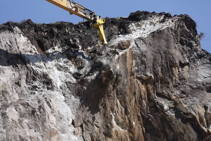 Fotos: Las máquinas trabajan para retirar el argayu de Caso