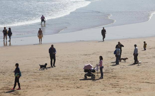 Imagen. Numerosos gijoneses se acercaron a la playa de San Lorenzo para disfrutar del buen tiempo.