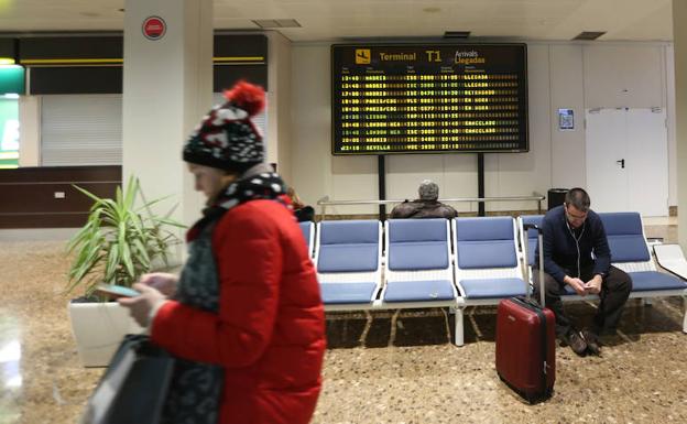 Panel de horarios de vuelos en el Aeropuerto de Asturias. 