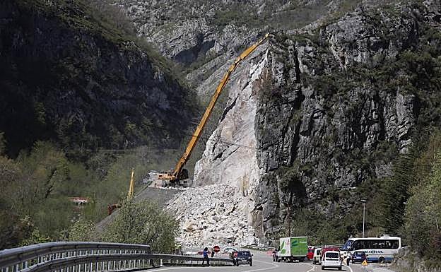 Una grúa con un brazo de cincuenta metros trabaja en la zona afectada.