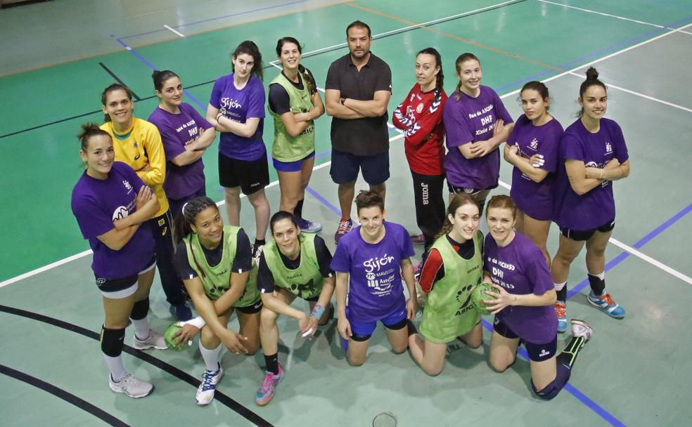 La plantilla del Mavi, en el último entrenamiento en Gijón. 