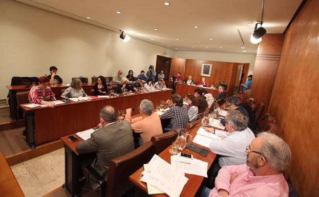 El gobierno local avilesino logra la aprobación del presupuesto a pesar de las dudas de los grupos