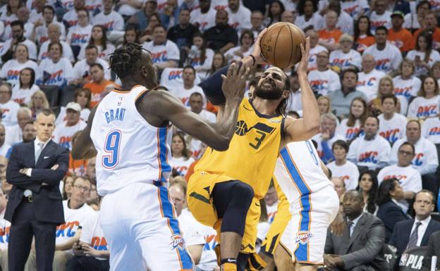 Ricky Rubio lanza a canasta. 