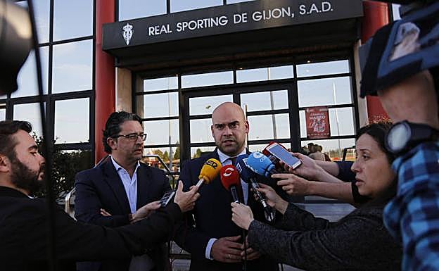 Fernando Losada y Jesús Martínez Salvador atienden a los medios tras la reunión en Mareo.