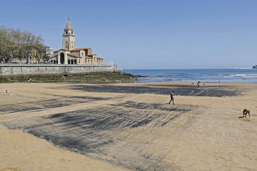 La mancha oscura ha aparecido de nuevo junto al 'pedreru' de San Pedro y se prolonga hasta la escalera número 2 del arenal gijonés
