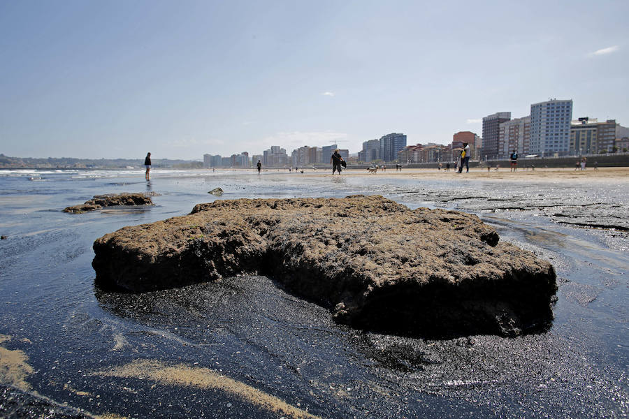 La mancha oscura ha aparecido de nuevo junto al 'pedreru' de San Pedro y se prolonga hasta la escalera número 2 del arenal gijonés