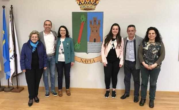 Representantes de los clubes y asociaciones que impulsan la candidatura de Navia a Pueblo Ejemplar de Asturias.
