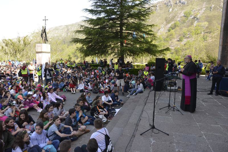 Fotos: Los jóvenes llenan Covadonga