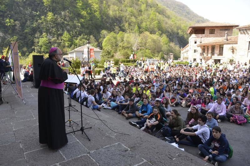 Fotos: Los jóvenes llenan Covadonga