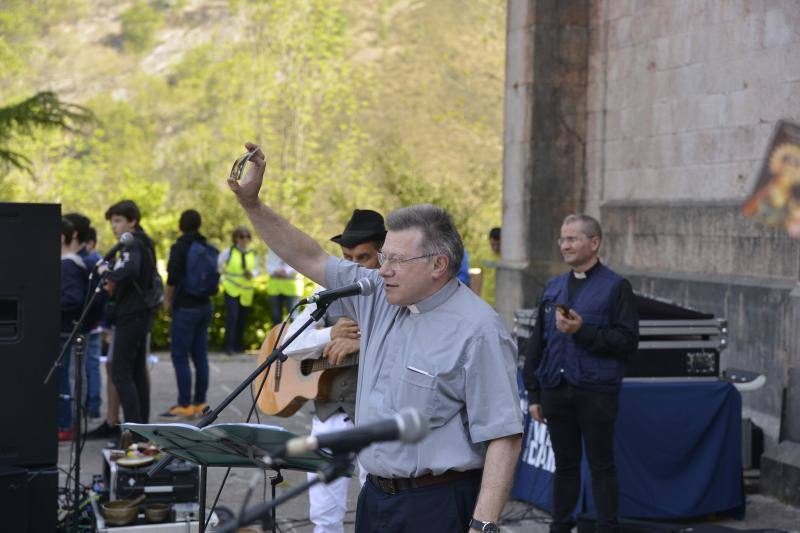 Fotos: Los jóvenes llenan Covadonga