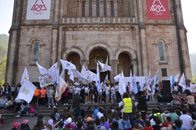 Fotos: Los jóvenes llenan Covadonga