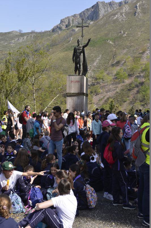 Fotos: Los jóvenes llenan Covadonga