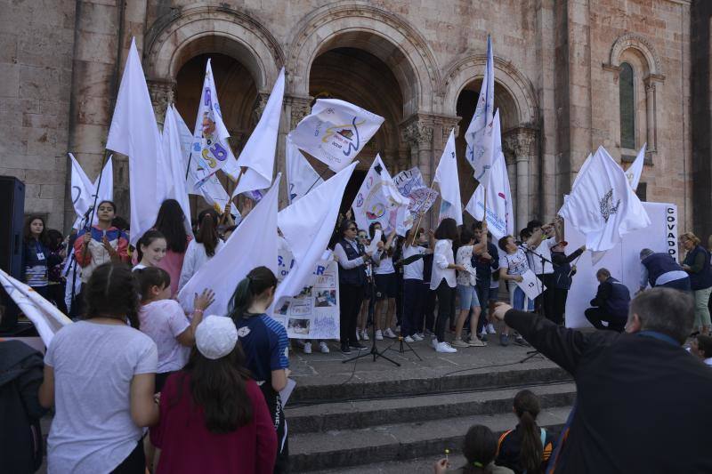 Fotos: Los jóvenes llenan Covadonga