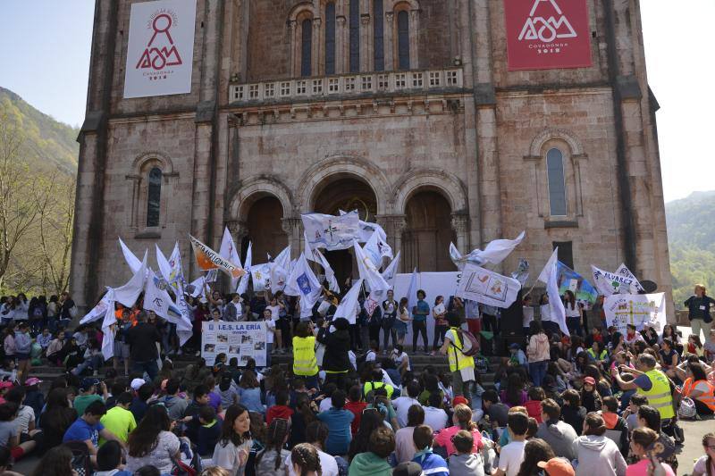 Fotos: Los jóvenes llenan Covadonga