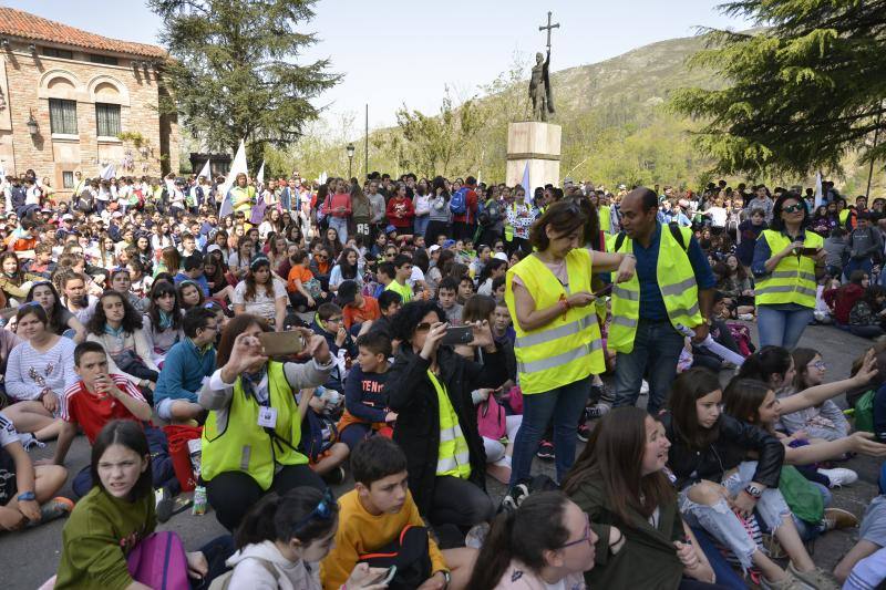 Fotos: Los jóvenes llenan Covadonga