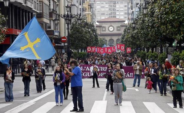 Los sindicatos apoyan la convocatoria: «Sin oficialidad no hay normalización»