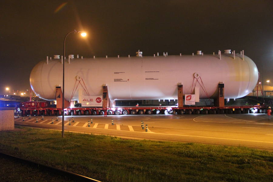 Se trata uno de los separadores de lodo más grandes del mundo que se ha fabricado en el Tallerón de Duro Felguera y que esta madrugada ha salido de Gijón destino Arabia Saudí. El peso de transporte de cada uno de los equipos supera las 2.000 toneladas y mide unos 50 metros.