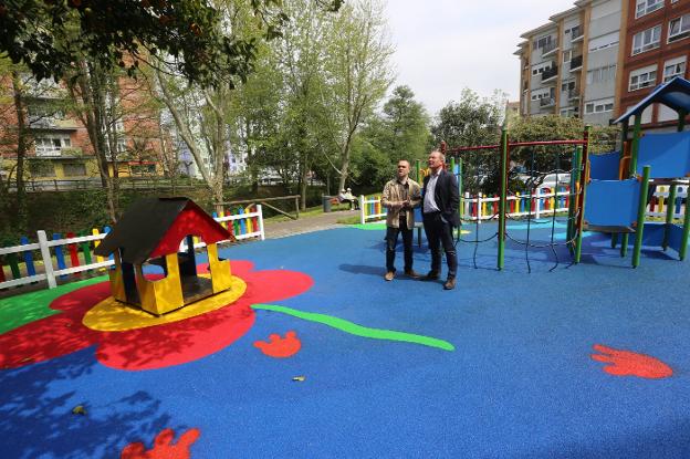 Iván Fernández y Álvaro Álvarez visitaron ayer el remodelado parque de La Serrería. 