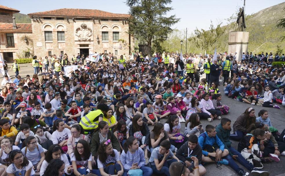 Los escolares asistieron a una oración en la explanada de la Basílica, donde colocaron teselas con sus deseos para el triple centenario de Covadonga. 