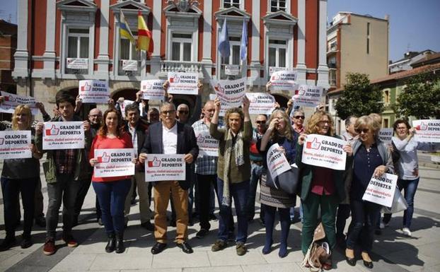 El alcalde, en el centro, en el arranque de la campaña para reclamar el grado de Deportes para el campus de Mieres. 