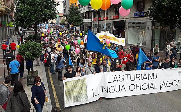 Los manifestantes recorriendo la calle Uría.